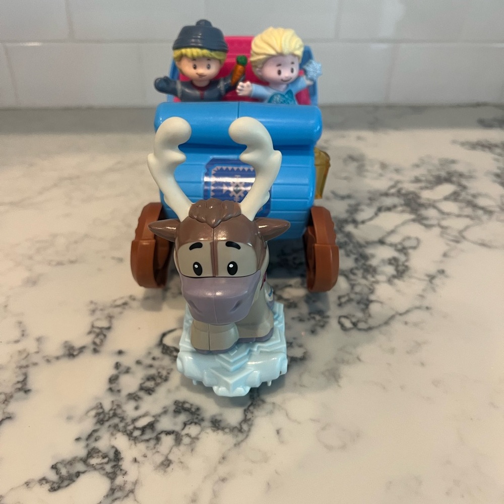 Fisher Price Little People Disney Elsa's Ice Palace & Frozen Kristoff's Sleigh - Picture 4 of 5